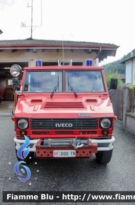 Iveco VM90
Vigili del Fuoco
Unione Distrettuale Alto Garda e Ledro
Corpo Volontario di Tiarno di Sopra (TN)
Allestimento Kofler Fahrzeugbau
VF D00 TN
Parole chiave: Iveco_VM90 VFD00TN