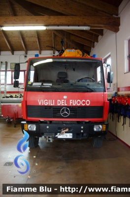 Mercedes-Benz 1124 4x4
Vigili del Fuoco
Unione Distrettuale Alto Garda Ledro (TN)
Assegnata al Corpo Volontario di Tiarno di Sopra
VF E78 TN
Parole chiave: Mercedes_Benz 1124_4x4 VFE78TN