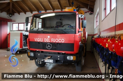 Mercedes-Benz 1124 4x4
Vigili del Fuoco
Unione Distrettuale Alto Garda Ledro (TN)
Assegnata al Corpo Volontario di Tiarno di Sopra
VF E78 TN
Parole chiave: Mercedes_Benz 1124_4x4 VFE78TN