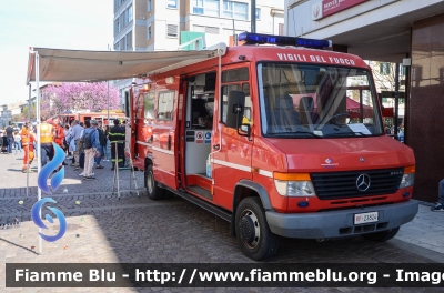 Mercedes-Benz Vario 814D
Vigili del Fuoco
Comando Provinciale di Livorno
AutoFurgone/Unità di Crisi Locale allestimento Bai
VF 23824
Parole chiave: Mercedes_Benz Vario_814D VF23824