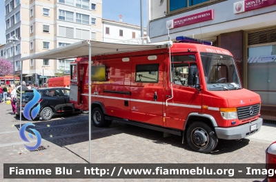 Mercedes-Benz Vario 814D
Vigili del Fuoco
Comando Provinciale di Livorno
AutoFurgone/Unità di Crisi Locale allestimento Bai
VF 23824
Parole chiave: Mercedes_Benz Vario_814D VF23824