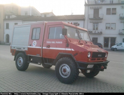 Iveco VM90
Vigili del Fuoco
Comando Provinciale di Pisa
Colonna Mobile Internazionale
Ex Polisoccorso riadattato per il trasporto materiali per il soccorso urgente sotto-macerie
VF 16200
Parole chiave: Iveco VM90 vf16200