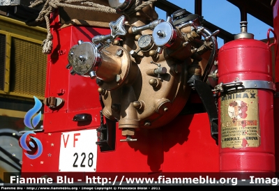 Fiat 618 Bergomi
Vigili del Fuoco
VF 228
Particolare del gruppo pompa
Ripresa sul "treno di Santa Barbara" a Reggio Calabria durante le operazioni di composizione del convoglio per il viaggio di ritorno a Verona

Parole chiave: Fiat 618_Bergomi Santa_Barbara_2010 VF228