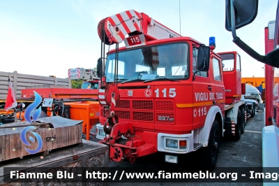 Fiat 697NP
Vigili del Fuoco
Comando Provinciale di Ancona
Autogrù da 16 ton allestimento Cristianini
VF 10285
Parole chiave: Fiat 697NP VF10285