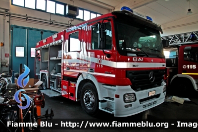 Mercedes-Benz Actros 1841 II serie
Vigili del Fuoco
Comando Provinciale de L'Aquila 
Distaccamento Permanente di Avezzano
AutoPompaSerbatoio allestimento Bai
VF 24485
Parole chiave: Mercedes-Benz Actros_1841_IIserie VF24485