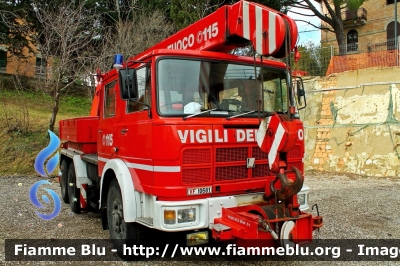 Fiat 697NP
Vigili del Fuoco
Comando Provinciale di Macerata
AutoGru da 16 ton allestimento Cristanini
VF 10681
Parole chiave: Fiat 697NP VF10681