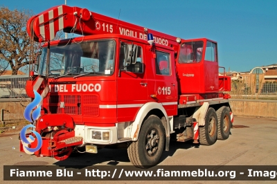 Fiat 697NP
Vigili del Fuoco
Comando Provinciale di Macerata
Autogrù da 16 ton allestimento Cristianini
VF 10081
Parole chiave: Fiat 697NP VF10081