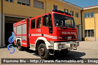 Iveco EuroFire 140E28 4x4 I serie
Vigili del Fuoco
Comando Provinciale dell'Aquila
AutoPompaSerbatoio allestimento Iveco-Magirus
VF 22699
Parole chiave: Iveco EuroFire_140E28_4x4_Iserie VF22699