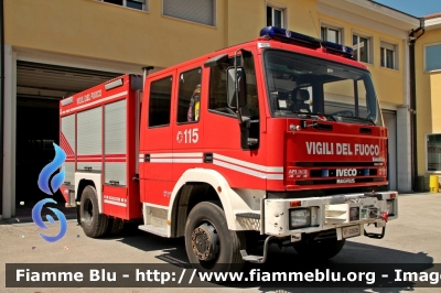 Iveco EuroFire 140E28 4x4 I serie
Vigili del Fuoco
Comando Provinciale dell'Aquila
AutoPompaSerbatoio allestimento Iveco-Magirus
VF 22699
Parole chiave: Iveco EuroFire_140E28_4x4_Iserie VF22699