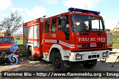 Iveco EuroFire 140E28 4x4 I serie
Vigili del Fuoco
Comando Provinciale di Teramo
AutoPompaSerbatoio allestimento Iveco-Magirus
VF 22772
Parole chiave: Iveco EuroFire_140E28_4x4_Iserie VF22772