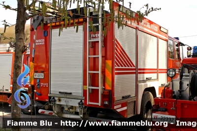 Iveco EuroFire 140E28 4x4 I serie
Vigili del Fuoco
Comando Provinciale di Teramo
AutoPompaSerbatoio allestimento Iveco-Magirus
VF 22772
Parole chiave: Iveco EuroFire_140E28_4x4_Iserie VF22772