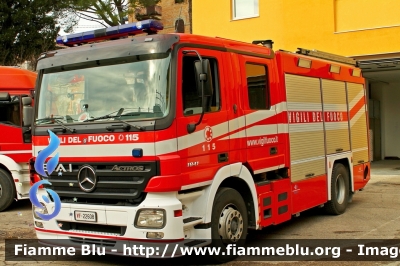 Mercedes-Benz Actros 1841 II serie
Vigili del Fuoco
Comando Provinciale di Macerata
AutoPompaSerbatoio allestimento Bai
VF 22608
Parole chiave: Mercedes-Benz Actros_1841_IIserie VF22608