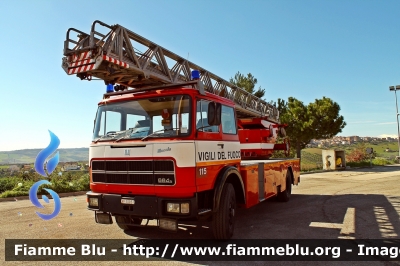 Fiat 684N
Vigili del Fuoco
Comando Provinciale di Ascoli Piceno
Distaccamento Permanente di Fermo (FM)
AutoScala allestimento Magirus-Macchi
VF 10057
Parole chiave: Fiat 684N VF10057