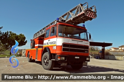 Fiat 684N
Vigili del Fuoco
Comando Provinciale di Ascoli Piceno
Distaccamento Permanente di Fermo (FM)
AutoScala allestimento Magirus-Macchi
VF 10057
Parole chiave: Fiat 684N VF10057