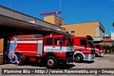 Roseto degli Abruzzi (TE)
Vigili del Fuoco
Comando Provinciale di Teramo
Distaccamento Permanente
Parole chiave: Iveco 190-26 CityEuroFire_100E21_Iserie Mercedes-Benz Actros_1841_IIserie