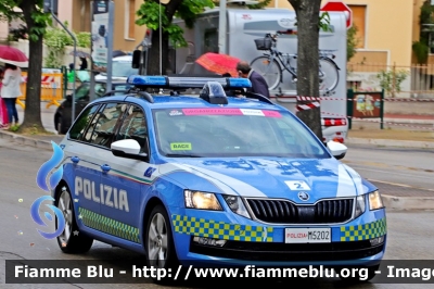 Skoda Octavia Wagon V serie
Polizia di Stato
Polizia Stradale
Allestimento Focaccia
Decorazione Grafica Artlantis
POLIZIA M5202
in scorta al Giro d'Italia 2021
Vettura "2"
Parole chiave: Skoda / Octavia_Wagon_Vserie / POLIZIAM5202 / Giro_D_Italia_2021