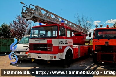 Fiat 684N
Vigili del Fuoco
Comando Provinciale di Pescara
Distaccamento Permanente di Alanno
AutoScala allestimento Iveco Magirus
Fotografata presso l'officina Iveco Luigi Ferrari
VF 10038
Parole chiave: Fiat 684N VF10038