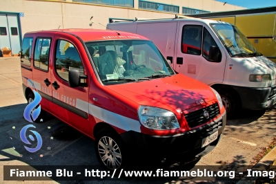 Fiat Doblò II serie
Vigili del Fuoco
Comando Provinciale di Pescara
VF 24829
Fotografato presso l'officina Iveco Luigi Ferrari
Parole chiave: Fiat Doblò_IIserie