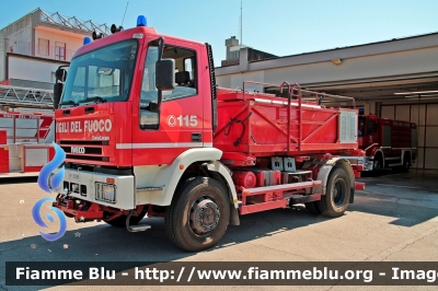 Iveco EuroCargo 135E23 4x4 I serie
Vigili del Fuoco
Comando Provinciale di Ancona
Distaccamento Permanente di Senigallia (AN)
VF 21582
Parole chiave: Iveco EuroCargo_135E23_4x4_Iserie VF21582