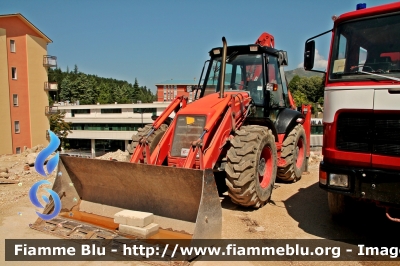 JCB 4CX
Vigili del Fuoco
Comando Provinciale dell'Aquila
Colonna Mobile Regionale
Gruppo Operativo Speciale 
VF 21653
Parole chiave: JCB 4CX VF21653