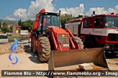 JCB 4CX
Vigili del Fuoco
Comando Provinciale dell'Aquila
Colonna Mobile Regionale
Gruppo Operativo Speciale 
VF 21653
Parole chiave: JCB 4CX VF21653