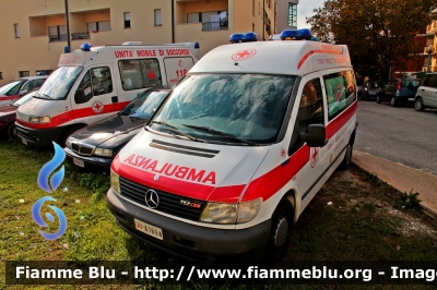 Mercedes-Benz Vito I serie
Croce Rossa Italiana
Comitato Locale di Ascoli Piceno
Allestita Mariani Fratelli
CRI A169A

Si ringrazia il personale per la disponibilità
Parole chiave: Mercedes-Benz Vito_Iserie CRIA169A