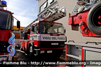 Iveco 190-26
Vigili del Fuoco
Comando Provinciale di Roma
SCA - Scuole Centrali Antincendi
Autoscala Allestimento Iveco Magirus
VF 16124
Parole chiave: Iveco 190-26 VF16124