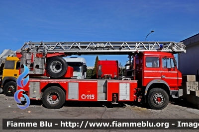 Iveco 190-26
Vigili del Fuoco
Comando Provinciale di L'Aquila
Distaccamento Permanente di Avezzano
AutoScala allestimento Iveco-Magirus
fotografata presso l'officina Iveco Luigi Ferrari
VF 17111
Parole chiave: Iveco 190-26 VF17111