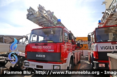 Iveco 190-26
Vigili del Fuoco
Comando Provinciale di Macerata
Distaccamento Permanente di Civitanova
AutoScala allestimento Iveco-Magirus
fotografata presso l'officina Iveco Luigi Ferrari
VF 17110
Parole chiave: Iveco 190-26 VF17110