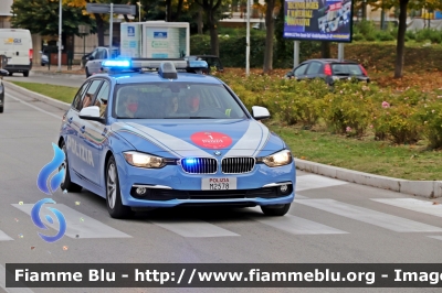 Bmw 320 Touring F31 II restyle
Polizia di Stato
Polizia Stradale
Allestimento Focaccia
Decorazione Grafica Artlantis
POLIZIA M2578
In scorta alla Mille Miglia 2020
Parole chiave: Bmw 320_Touring_F31_II_restyle POLIZIAM2578 1000_Miglia_2020