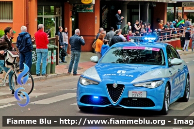 Alfa Romeo Nuova Giulia Q4
Polizia di Stato
Polizia Stradale
POLIZIA M2700
In scorta al Giro d'Italia 2018
Parole chiave: Alfa-Romeo Nuova_Giulia_Q4 POLIZIAM2700 Giro_d_Italia_2018