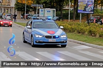 Bmw 320 Touring F31 III restyle
Polizia di Stato
Polizia Stradale
Allestimento Focaccia
Decorazione Grafica Artlantis
POLIZIA M3580
In scorta alla Mille Miglia 2020
Parole chiave: Bmw 320_Touring_F31_III_restyle POLIZIAM3580 1000_Miglia_2020