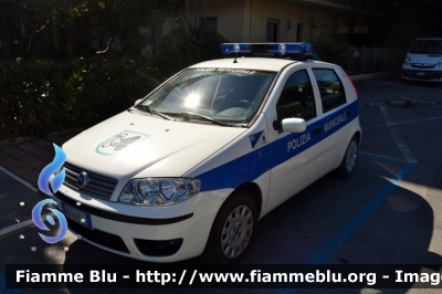 Fiat Punto III serie
Polizia Municipale
Comune di Numana (AN)
Allestimento Focaccia
POLIZIA LOCALE YA 013 AA
Parole chiave: Fiat Punto_IIIserie POLIZIALOCALEYA013AA Le_Giornate_della_Polizia_Locale_2017