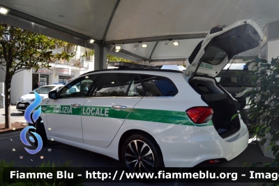 Fiat Nuova Tipo Station Wagon
Veicolo dimostrativo Ciabilli
-In esposizione a "Le Giornate della Polizia Locale 2017"-
Parole chiave: Fiat Nuova_Tipo_Station_Wagon Le_Giornate_della_Polizia_Locale_2017