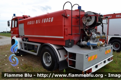 Iveco OM 160
Vigili del Fuoco
Comando Provinciale di Bologna
Distaccamento Volontario di San Pietro in Casale
AutoBottePompa allestimento Baribbi
VF 10868
Parole chiave: Iveco_OM 160 VF10868