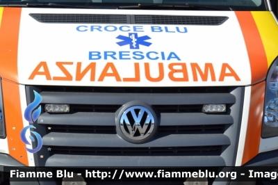 Volkswagen Crafter I serie
Croce Blu Brescia
Allestimento Ambulanz Mobile
-particolare del cofano con i loghi dell'associazione-
Parole chiave: Volkswagen Crafter_Iserie Ambulanza Reas_2011