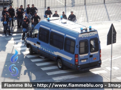 Iveco Daily IV serie
Polizia di Stato
Reparto Mobile
POLIZIA F7804
Parole chiave: Iveco Daily_IVserie PoliziaF7804