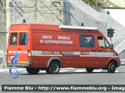 Mercedes-Benz Sprinter II serie
Vigili del Fuoco
 Comando di Genova
 Unità Mobile di Autoprotezione
 VF 22641 
Parole chiave: Mercedes-Benz / Sprinter_IIserie / VF22641