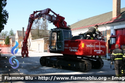 New Holland E245B
Vigili del Fuoco
Comando Provinciale di Belluno
G.O.S. (Gruppo Operativo Speciale) Veneto
Equipaggiato di pinza frantumatrice
idraulica da demolizione
Parole chiave: New-Holland E245B