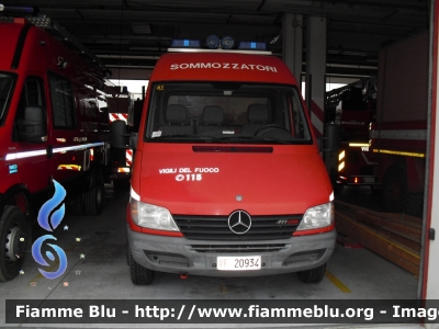 Mercedes-Benz Sprinter II serie
Vigili del Fuoco
Comando provinciale di Grosseto
Nucleo NSSA (attualmente dipendente da quello di Firenze)
VF 20934
Santa Barbara 2015

*Si ringrazia il personale del comando per la disponibilità*
Parole chiave: Mercedes-Benz Sprinter_IIserie VF20934 Santa_Barbara_VVF_2015