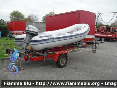 Gommone fluviale
Vigili del Fuoco 
Comando Provinciale di Grosseto
Nucleo NSSA (attualmente dipendente da quello di Firenze)
Santa Barbara 2015

*Si ringrazia il personale del comando per la disponibilità*
Parole chiave: Santa_Barbara_VVF_2015