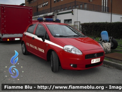 Fiat Grande Punto
Vigili del Fuoco
Comando Provinciale di Grosseto
Auto utilizzata dal funzionario di turno in caso di intervento
VF 25182
Santa Barbara 2015

*Si ringrazia il personale del comando per la disponibilità*
Parole chiave: Fiat Grande_Punto VF25182 Santa_Barbara_VVF_2015