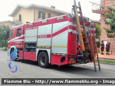 Mercedes-Benz Actros 1841 II serie
Vigili del Fuoco
Comando Provinciale di Firenze
Distaccamento Permanente di Empoli
AutoPompaSerbatoio allestimento BAI
VF 22607
Parole chiave: Mercedes-Benz Actros_1841_IIserie VF22607