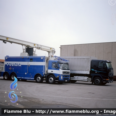 Volvo FM II serie "Mobix"
Polizia di Stato
Polizia di Frontiera
POLIZIA E8299
Parole chiave: Volvo FM_IIserie Mobix PoliziaE8299