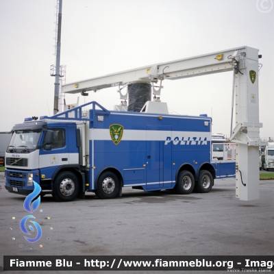 Volvo FM II serie "Mobix"
Polizia di Stato
Polizia di Frontiera
POLIZIA E8298
Parole chiave: Volvo FM_IIserie Mobix PoliziaE8298