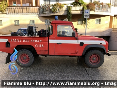 Land Rover Defender 110
Vigili del Fuoco
Comando Provinciale di Viterbo
Distaccamento di Civita Castellana (VT)
VF 25847
Parole chiave: Land-Rover Defender_110 VF25847