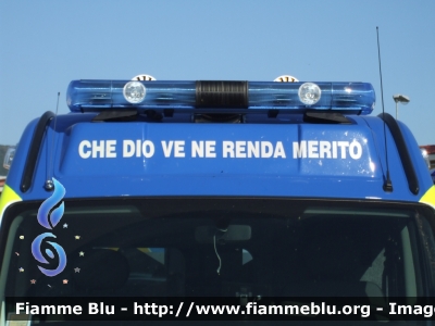 Renault Master III serie
Misericordia Lido di Camaiore (LU)
Allestita Alessi e Becagli
Particolare della scritta-motto sul cupolino anteriore
Parole chiave: Renault Master_IIIserie Ambulanza