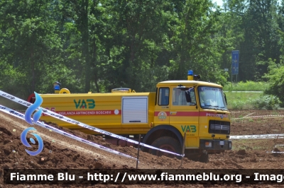 Iveco OM 160
VAB Valdelsa (SI)
Qui fotografato di assistenza alla "Festa del Motore" 2016
Il veicolo è stato ceduto al
Coordinamento VAB Puglia nel 2016
Parole chiave: Iveco_OM 160