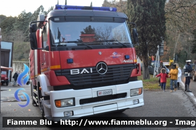 Mercedes-Benz Atego 1828 I serie
Vigili del Fuoco
Comando provinciale di Siena
Distaccamento di Poggibonsi
AutoBottePompa
Allestimento Bai
VF 22457
Parole chiave: Mercedes-Benz_Atego_1828_Iserie_VF 22457_Befana 2016