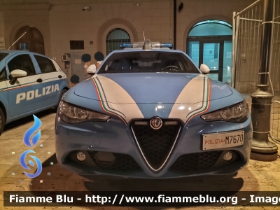 Alfa Romeo Nuova Giulia
Polizia di Stato
Squadra Volante
POLIZIA M7670
Parole chiave: Alfa-Romeo Nuova_Giulia